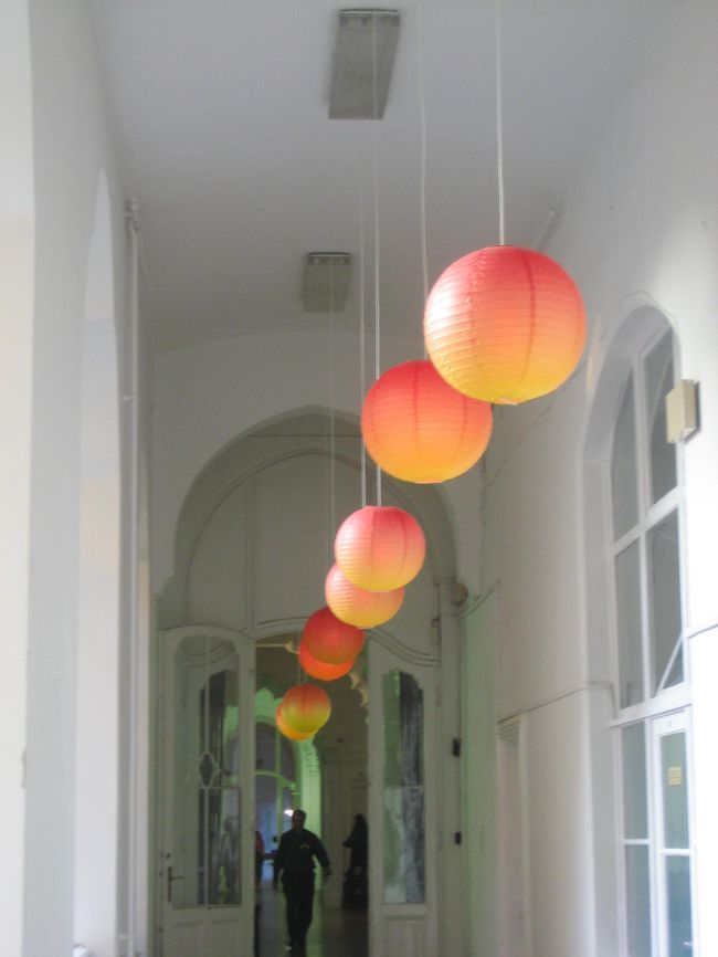 応用工芸美術館の２階<br /><br />ぼんぼりのような明かりが気に入りました。<br />奥には、「2006年ハンガリー現代写真傑作展（Hungarian Masterpiece Today 2006）」という現代写真展、「歌舞伎役者の世界───東京国立博物館の所蔵品から（The World of Kabuki Stars）」の展示室が続きます。