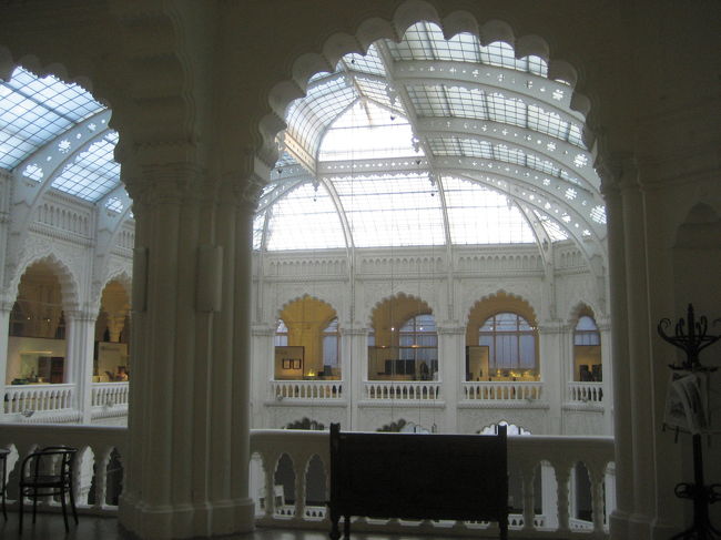 応用工芸美術館の２階から中央ホールとその天井<br /><br />体育館か鉄道駅のような天井なのですが、意外に周りのオリエンタルチックとマッチしています。