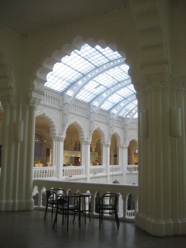 応用工芸美術館の２階から回廊と天井