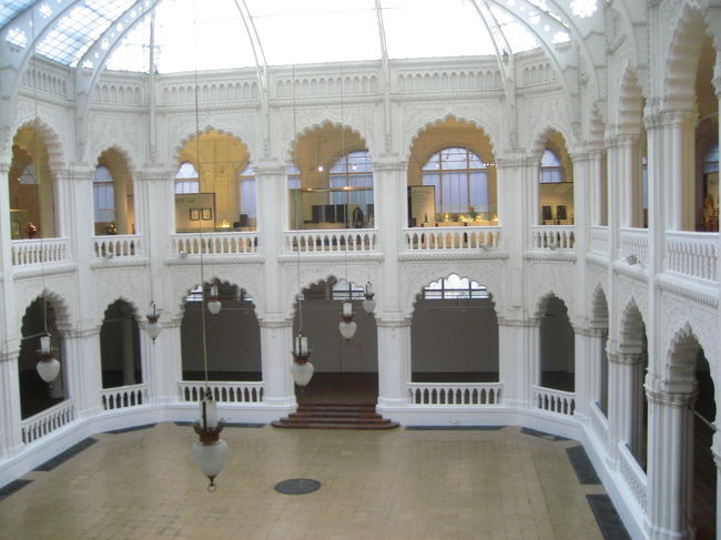 応用工芸美術館の２階から中央ホールを見下ろす<br /><br />去る前に最後にもう１枚。<br />似たような写真を撮っていますが、迷うくらいなら、撮る、撮りたいから撮る！<br />でも、アングルは少しななめにしてみました。