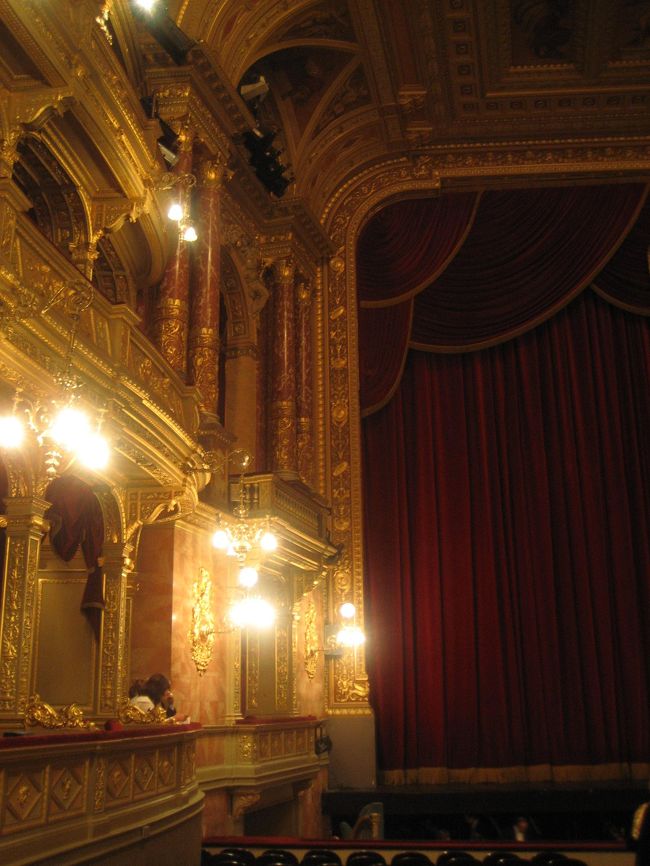 オペラ座の客席と舞台<br /><br />舞台に１番近いボックス席の２階が、皇后エリザベートことシシィが１人で観劇するときにお気に入りだった席「シシィ・ロージェ」です。<br /><br />なるほど、舞台はとっても見づらそうですが、席に着いた自分の姿を他の観客に披露するにはちょうどよい場所です。