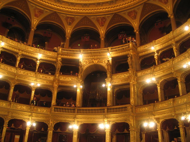 オペラ座のボックス席<br /><br />少女の頃、私はオペラ座というのは、貴族がボックス席を訪問しあう社交の場で、舞台は二の次なのかと思っていました。<br />その誤解(？)のもととなったのは、デュマ作「モンテクリスト伯」です。<br />５巻に分冊された文庫版の２巻目、メルセデスの息子アルベールがかつて母の恋人であったモンテクリスト伯とそうと知らず印象的な出会いを果たす前座ともいうべきイタリアの社交界でのシーン。<br />貴族たちはボックス席に現れる人々を見ては噂話に花を咲かせ、知りあいやお近付きになりたい者のところへあいさつに出向いていました。<br />当時の私は、ボックス席（桟敷席）というのはどういうものか知らず、いろいろ想像をたくましくしたものです。