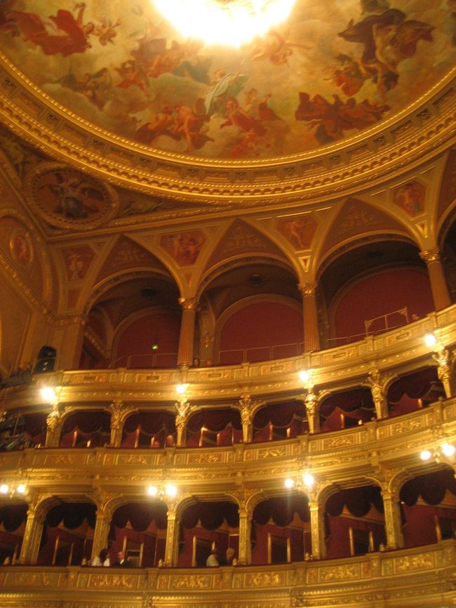 オペラ座の天井桟敷<br /><br />バーンク・バーンに登場する王アンドラーシュ２世（エンデレ２世）について、ウィキペディア・フリー百科事典では、「ハンガリーに最盛期をもたらした父ベーラ3世と違って、あまりにも暗愚なエンドレ2世がハンガリー王となったことは、ハンガリーに大きな混乱と衰退を招くこととなった」とまで酷評されています。<br />バーンク・バーンについても記述がありました。<br />「さらにエンドレ2世の無力さを証明する逸話として、1213年に王妃ゲルトルードをハンガリーの有力貴族の1人であったバーンク・バーンに殺害されたが、エンドレ2世はバーンク・バーンの勢力を恐れて、処罰することができなかったとまで言われている」<br /><br />フリー百科事典『ウィキペディア（Wikipedia）』<br />エンデレ2世<br />http://ja.wikipedia.org/wiki/%E3%82%A8%E3%83%B3%E3%83%89%E3%83%AC2%E4%B8%96<br /><br />うーん、確かに、オペラ「バーンク・バーン」のバーンクは、十字軍遠征に参加して王が国を留守にしている間に、外国から嫁いできた王妃の悪政に苦しめられたハンガリー人民を代表して、王妃に（ハンガリー人にとっての）正義の鉄槌を下した悲劇のヒーローという扱いです。<br />アンドラーシュ2世のことは、十字軍という（キリスト教徒にとっての）聖なるおつとめにいそしんでいたため、内政まで手が回らなかったという優先順位を間違えた王様だけど、それだけ信心深い王様なので、やはり王として崇め立てなければならないお方として扱われている印象がありましたが……いやはや。