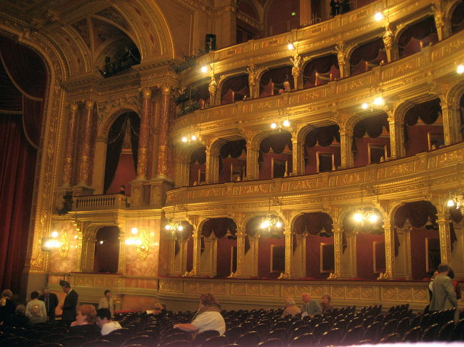 オペラ座の客席<br />１階の席とボックス席<br /><br />休憩時間にまた座席の写真を撮りました。<br />三脚なしで、カメラでは手ぶれ警報が出ていたので、液晶で拡大して確認したものの、手ぶれが心配だったのです。<br /><br />ここのオペラ座の舞台は、ニューヨークのメトロポリタン劇場に次いで世界で２番目に大きいとありましたが、そうかもしれないと思いつつ、よく分かりませんでした。<br />ただ、第１幕第１場は宮廷シーンで、王座付近は一段と高くなっていて、その手前にもまだ空間があり、さらに奥には２階部分もあり、三層構造になっていました。かなり大きな舞台ではないと、きっと無理でしょう。<br />登場人物の衣装は、王妃たちはともかく、特にバーンクが、中世の人々の服装というよりは近代貴族のようで、ちょっとがっかりしました。たすきがけのマントがそれらしいですが、黒一色の軍人服みたいでした。ペトゥールを始めとする貴族たちなど、フロックコート姿で、皇帝フランツ・ヨーゼフ時代の政府要人たち、と言われた方が納得できる格好でした。<br />もっとも、舞台が進むうちに、だんだん気にならなくなりましたけれどね。