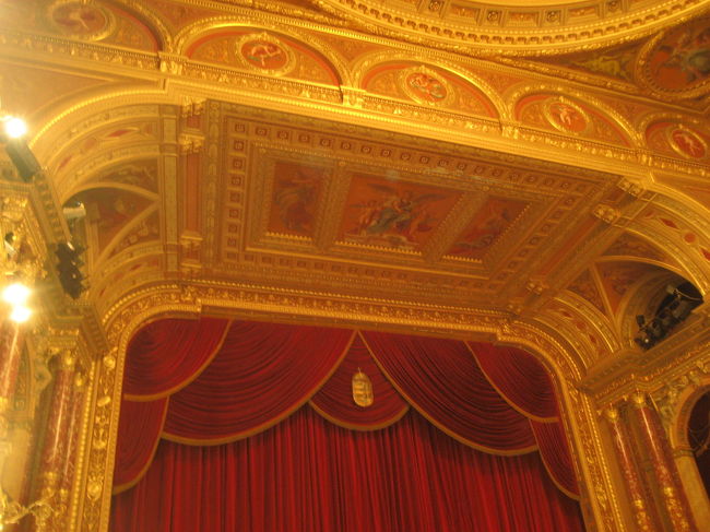 オペラ座の舞台を中心に<br /><br />シャンデリアが光るのでなかなか撮るのがむずかしかった写真です。<br />客席とオーケストラ席をへだてる手すりの上にカメラを置いて撮りました。<br /><br />音楽は、序曲から、これは私の気に入る、と思いました。<br />耳になじみやすく、不協和音やメロディーの運びに意外性はなく素直で、落ち着いて安心して聞けると同時に、壮大でドラマチックでした。<br />歌も、拍手がたくさんあがったのが納得できる、すばらしい歌声ばかりでした。<br />ほんとうに自在に声が伸びて、気持ちがよいくらいでした。<br />舞台は第１幕の宮廷での宴のシーンで、ハンガリー舞踊が披露されました。<br />第２幕では、ヴァイオリン奏者が特別に舞台に上がって、演奏を披露していました。