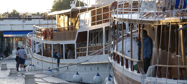 ウッディーな高級クルージング船。<br />いつかは乗ってみたいなー（^^