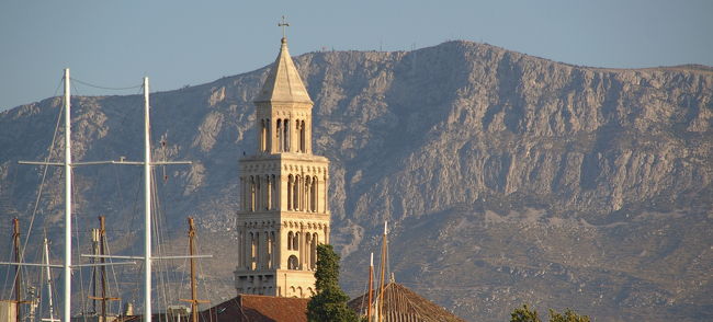 街の中心に建つ塔。<br />背後の岩山も圧巻。<br />ロッククライミングゲレンデがあるみたい。