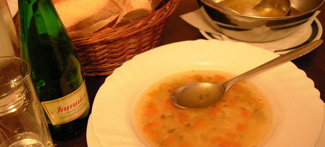 レストランでごはんタイム。<br />野菜スープ。200円くらいだったかな。