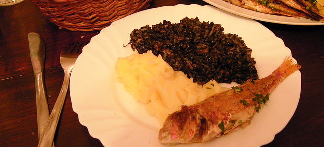 ブラックリゾット。イカスミだ。<br />かなり美味。<br />＆魚のグリル（魚の名を忘れた）