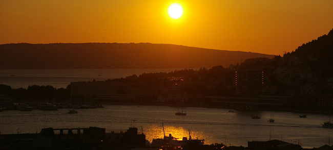 宿の部屋からは、沈み行く夕日が。。。