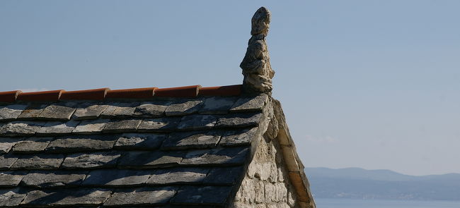 今日は、旧市街の向こうに広がる裏山に登ります。<br />中腹には、小さな教会が建つ。<br />これは、その屋根。