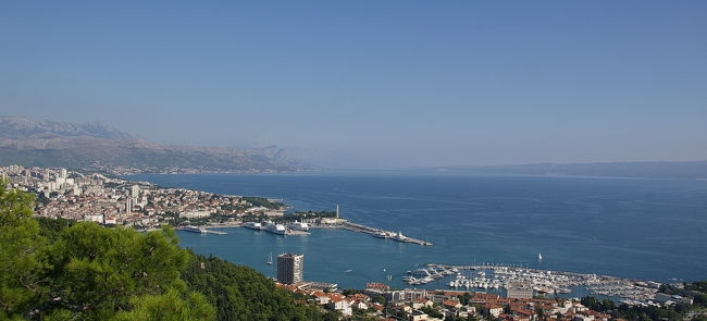 海が見えて来た。<br />スプリットの港と、広がるアドリアの海
