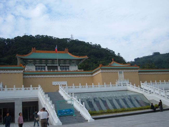 國立故宮博物館<br />行きは、MRT士林駅からタクシーで、本館エントランスまで100元。帰りは士林駅までバスで15元。<br />まだ工事中で、東側のみの展示。<br />看板展示物の「肉形石」「翠玉白菜」は、No.２０９の部屋にありました。<br />