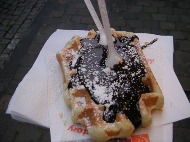 ベルギーと言えば、ワッフル。<br />チョコがまだ温かくて美味しかった。