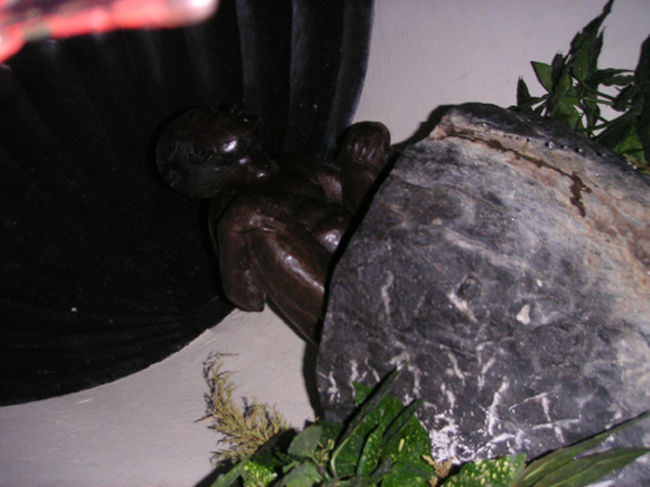 しょんべんガール（笑）<br /><br />インフォメーションでこの子の居場所聞いたら、係りの人も半笑いだったｗｗ<br />すっごい薄暗いところにいた。可哀そうに。<br /><br />ブリュッセルでは変な人に３回も声かけられたり、カバン開けられたり(すぐ気づいて何もとられなかった)した。あたしの運が悪かっただけかもしれないけど、ベルギー行かれる方は気をつけて下さいね。<br /><br />変な人もいるけど、ベルギーの人はのんびりしてて、車も止まってくれるし、優しい人が多かったです。<br />英語がおばーちゃんやおじーちゃんにまで通じたのには、びっくりした！