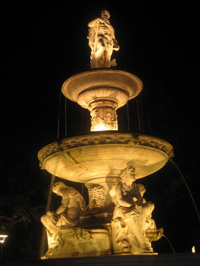 エルジュベート広場の噴水<br /><br />噴水のてっぺんにいるのは、トリトン像あるいはネプチューン（ポセイドン）像……どっちかしら。<br />足下にイルカがいるような気がしなくもないです。<br />しかし、このトリトンあるいはネプチューン。<br />明かりが下から照らされているせいで、顔がおっかな〜〜い！<br />口がへの字にひん曲がっているように見えます@<br />足下の女神像は美しいのにね。