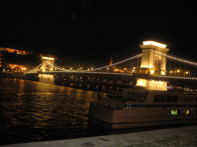 鎖橋<br /><br />インターコンチネンタル・ホテルのすぐそばで撮る鎖橋。<br />全貌がきれいに入りました。ううーん、いいですねぇ。