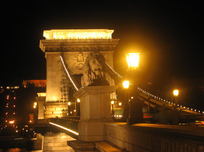 鎖橋とライオン像<br /><br />うむ、このライオン、ロンドンのトラファルガー広場のライオン像にも、東京・銀座の三越デパート本店のライオン像にも良く似ている気が……。<br />三越のライオンはトラファルガー広場のライオンがモデルだというので似ていてももちろんおかしくはないのですが。