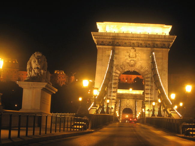 鎖橋の正面から<br /><br />ここまで来たのだから、やはりこのアングルでも撮らなくちゃね。