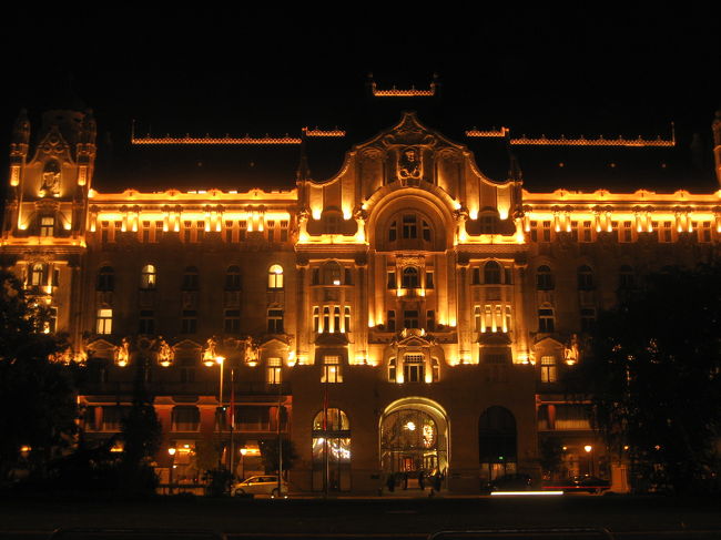 ルーズベルト広場のアールヌーヴォーな建物<br /><br />アールヌーヴォーらしいすてきな曲線が多用された建物ですが……こうやって見るイルミネーションは、ややホラーです@