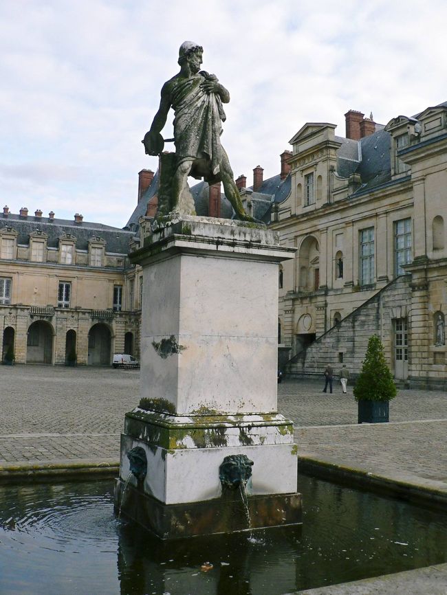 宮殿前の光景。<br />