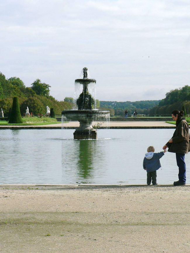 池のたもとでくつろぐ親子。<br />