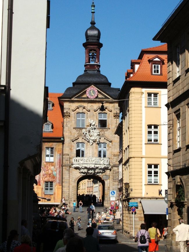 市庁舎の橋を旧市街側から見るとこんな感じ。とても風格のある建物です。