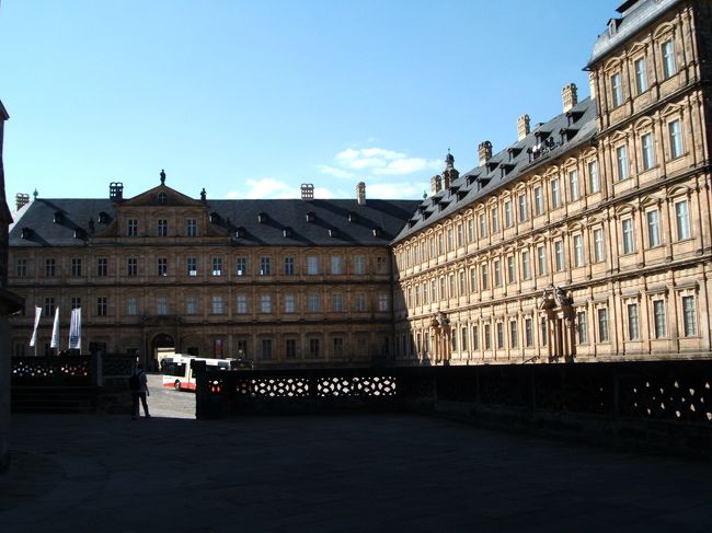 市庁舎を通り過ぎたあと、かなり急な坂道を登り（バックパックを背負ったままなのでかなりきつかった！）、たどり着いたのは写真の新宮殿。かなり大きな建物です。