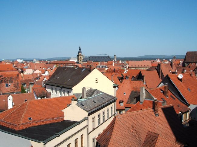 建物の中に入る前に向かったのが、城内にあるバラ園。季節的にバラはなかったのですが、ここから見る街並みはとてもきれいでした！赤い屋根の家々が眼下に広がります。