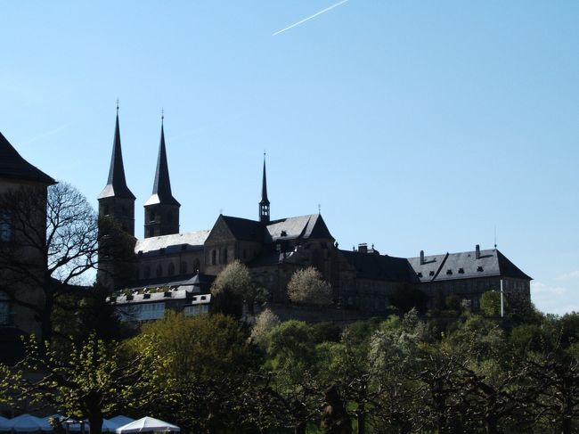 バラ園から山の方を見上げると聖ミハエル教会の尖塔が見えます。<br /><br />