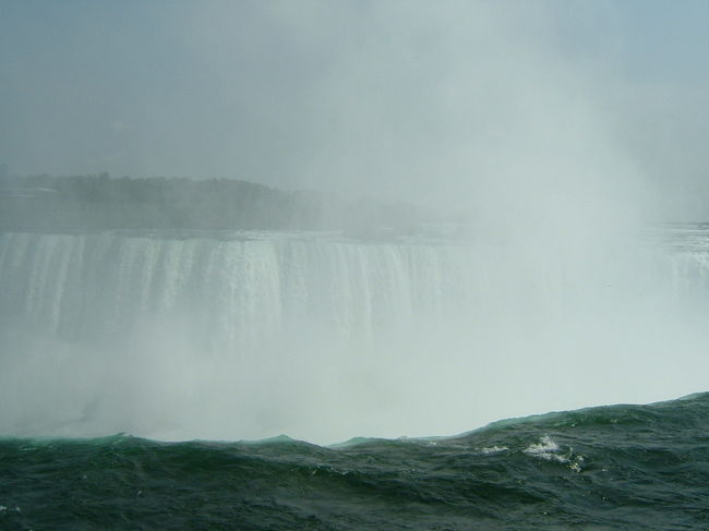 風向きによっては、滝が見えなくなってしまいます。見学者も一気に移動していきます。