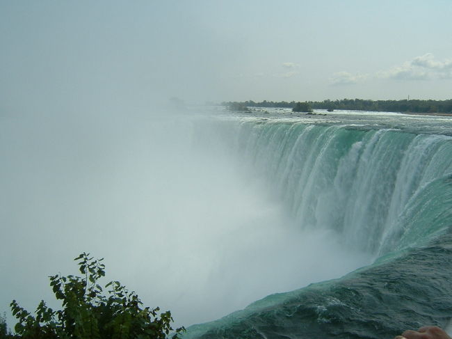 滝が見えてくると見学者が増えてきます。