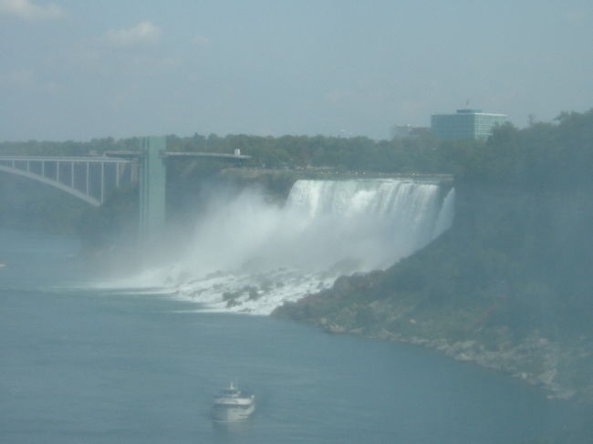 午前中に乗っていた霧の乙女号とｱﾒﾘｶ滝と国境のﾚｲﾝﾎﾞｰﾌﾞﾘｯｼﾞ。