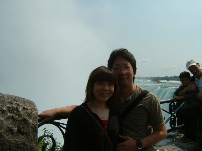 金髪のお姉さんが二人の写真を撮りましょうか？と声をかけてくる。やさしいじゃん。