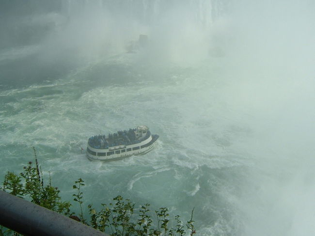 ｶﾅﾀﾞ滝に突っ込む霧の乙女号。乗っている人達は何も見えていません。