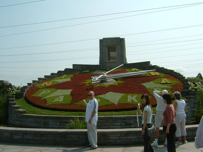 花時計です。みんな記念撮影の為に場所の取り合いです。