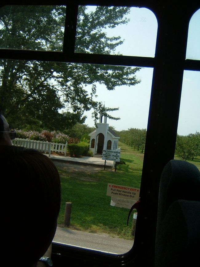 世界で最も小さい教会です。普段は無人で結婚式等をするときに神父様がくるとのこと。次はﾅｲｱｶﾞﾗｵﾝｻﾞﾚｲｸに移動です。