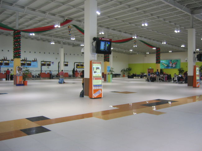 バジェットターミナルのメインのロビーです。がらーんとしていて初めチェックインカウンターが奥にあるのに気づきませんでした