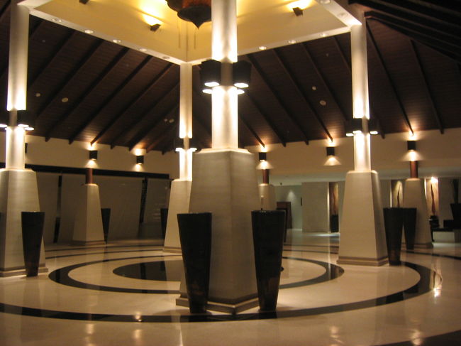 タイガーエアーでクラビ空港まで1時間30分。ホテルはシェラトンをネットで予約。数日前に空港からの送迎が必要かどうかの確認メールが来たのでシャトルバスを頼んだらちゃんと迎えに来てました。ホテルまではシャトルバスにて40分程で到着です。