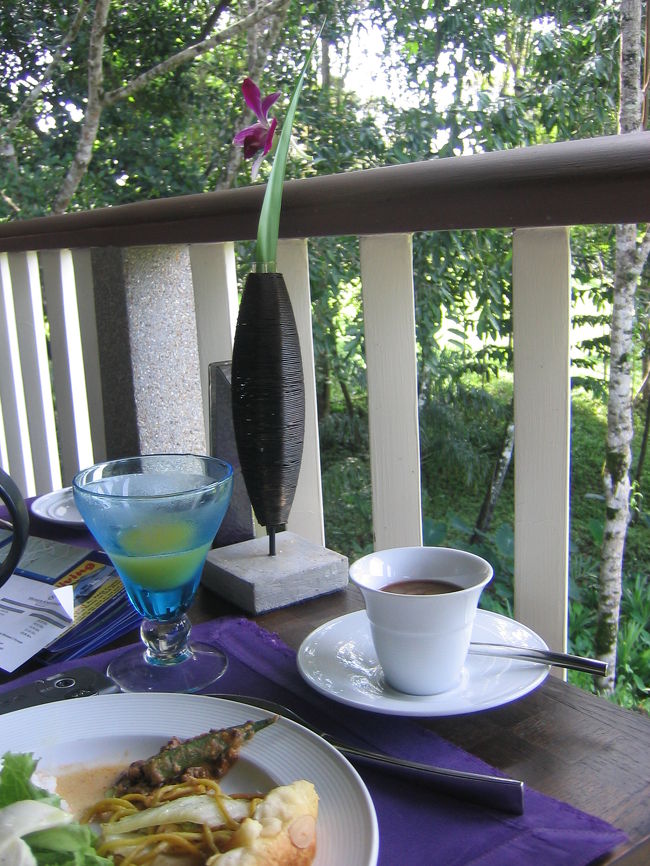 朝食はレストランのバルコニーで。