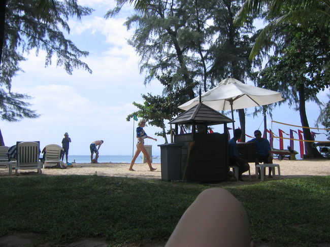 お客さんがいないわけではないけど、ホテル内はとても静か。ビーチにいるお客さんものんびり静かに読書を楽しむ人がほとんど。プールのほうには若干子供連れがいました。私も木陰のチェアでのんびり・・・海の風が気持ちいい。