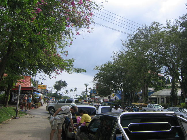 ホテルのシャトルを利用（往復２００B）してアオナンビーチへ。メインの通り沿いにはレストランや小さな土産物屋などが並んでます。