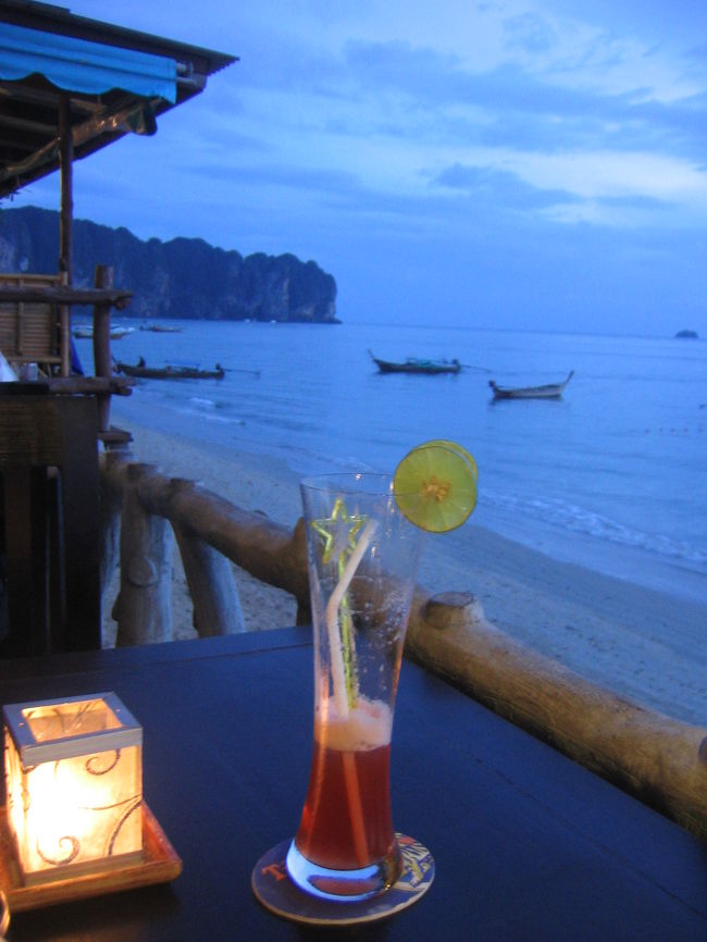 アオナンビーチの海沿いのレストランで夕食。シーフード、タイ料理メニューも充実、美味しかったです。