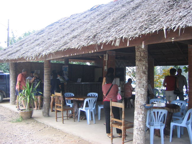 日曜はアイランドホッピングのツアーに参加です。午後6時の飛行機で帰らなければいけないので一番時間の短いツアーにホテルで申し込み。朝8時集合、バスでホテルからピックアップしてもらい船の発着所まで約30分。ここからピピやプーケット行きのツアーも出ています。<br />