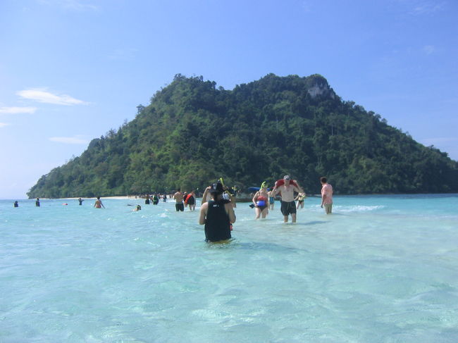タップ島からチキン島にまで歩いてみました。裸足だから小石の上を歩くときちょっと痛いのでゆっくり歩きました。途中若干波もあるので小さな子供は大人の人と一緒にね。