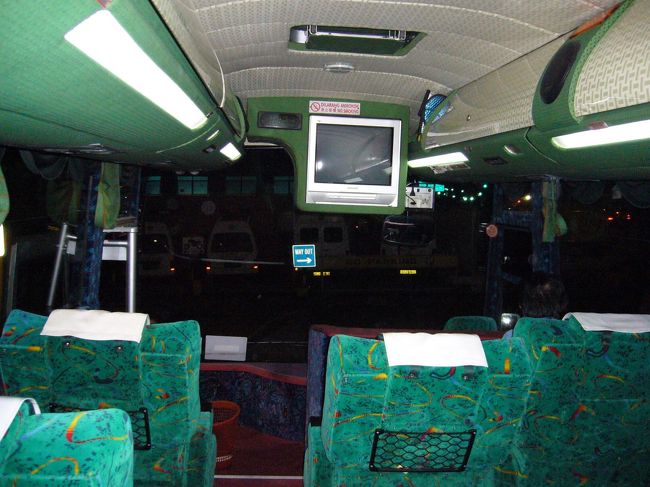 DAY1：シンガポール→キャメロンハイランド<br /><br />夜行バスでいざ、キャメロンハイランドへ出発。<br />バスの中はこんな感じ。シートはゆったりとして座り心地(寝心地)最高！<br />