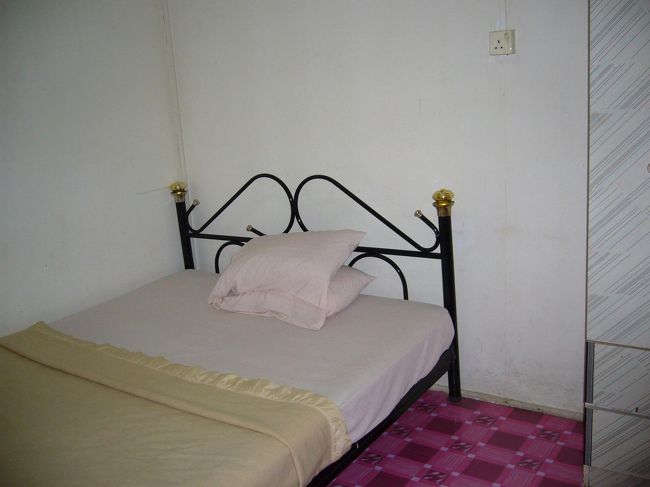 お部屋の中は、こんな感じ。<br />これでMYR25/泊。<br />ちょっと薄汚い感じですが…(汗)、居心地は割と良かったかも？<br />夜は焚き火しながら他の滞在客と語らったり、楽しい時間を過ごせました。