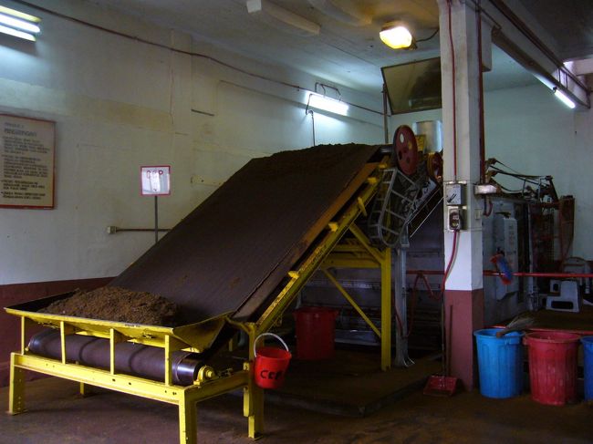 これは、紅茶の葉っぱを乾かす機械。<br />私たちの見学中にも、スタッフは一生懸命作業中。<br />写真を撮ろうとしたら、照れて隠れちゃいましたが。