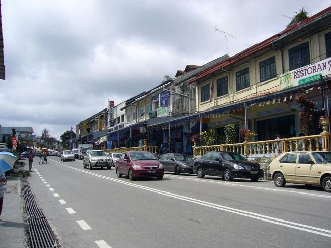 DAY3：キャメロンハイランド滞在<br /><br />わーーーーい！！空に晴間がのぞき、すがすがしいお天気です。私の心も晴れ晴れ。<br /><br />ここは滞在していたタナラタの街並み。<br />田舎ですが、一通りのお店はそろってます。