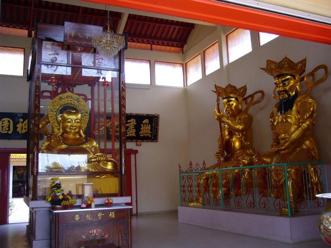 寺院内部。<br />キラキラ輝く仏像が何体も立ってます。<br />せっかくだから、お参りしましょう。<br />ナームー。